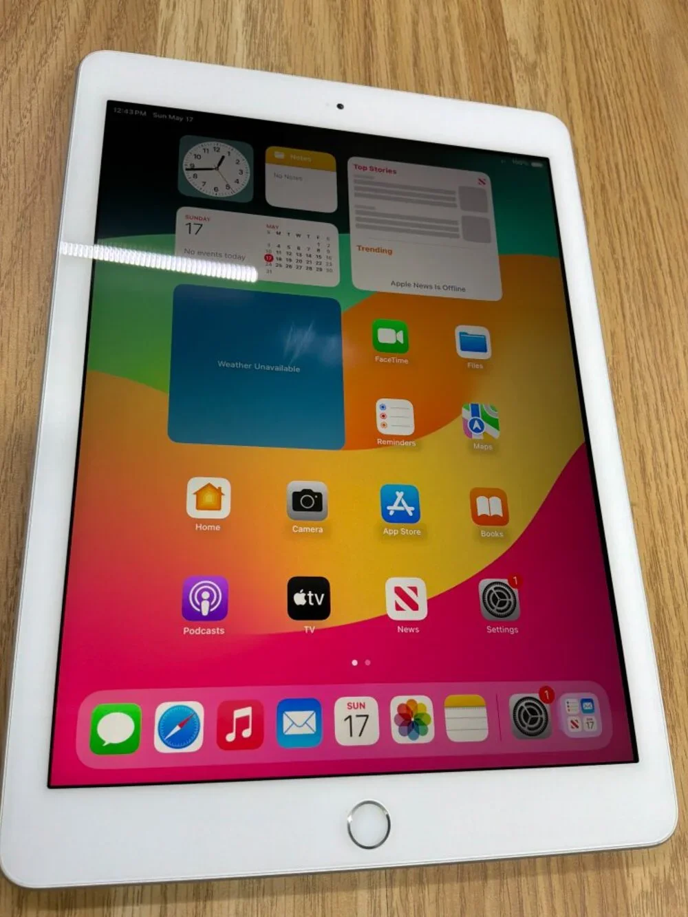 Apple iPad 6th Generation 32GB Wi-Fi + Cellular 9.7
